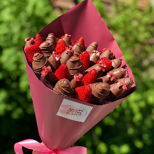 Chocolate Covered Strawberry "Sisterly Tenderness" with delivery Yekaterinburg