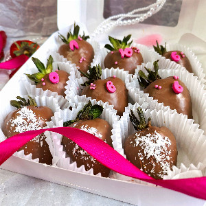 Tropical Kiss Chocolate-Covered Strawberries Set with delivery Tyumen