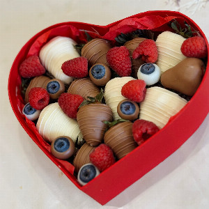 Sweet Heart Chocolate Berry Composition with delivery Nizhniy-Novgorod