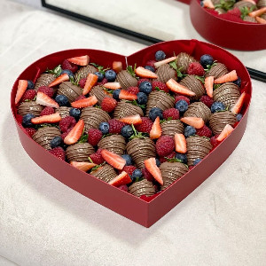 Luxurious Heart Chocolate Berry Composition with delivery Nizhniy-Novgorod