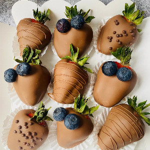 Velvet Evening Strawberries in Chocolate with delivery Chelyabinsk
