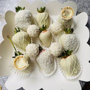 Creamy Raf Strawberries in Chocolate with delivery Chelyabinsk