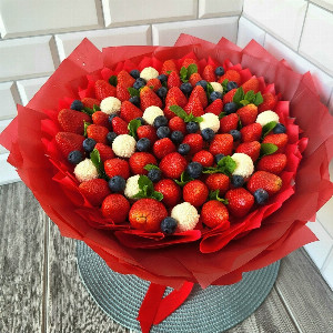 Berry Caprice Strawberry Bouquet with delivery Volgograd