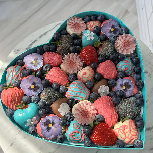 Клубника в шоколаде "Сердце в цветах" с доставкой в Казани