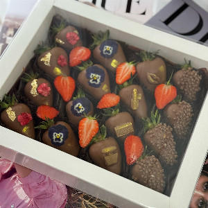 Strawberry Set "Fashion Box" with delivery Arkhangelsk