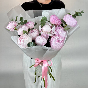 Букет "Пудровый вальс" с 11 пионами и эвкалиптом