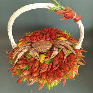 Корзина "Морская симфония" с крабом волосатиком