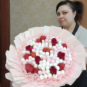 Букет "Клубника на облаке" с розами с доставкой в Барнауле