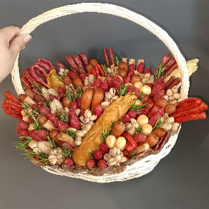 Корзина "Пикник в лесу" с колбасами и сыром
