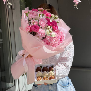 Blumel Flower and Chocolate Strawberry Combo with delivery Kazan