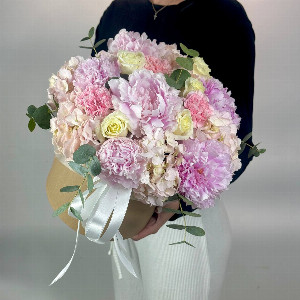 Blooming Extravaganza Box Arrangement with delivery Moscow