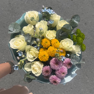Букет "Ласковый шепот" с розами и хризантемами с доставкой в Тюмени