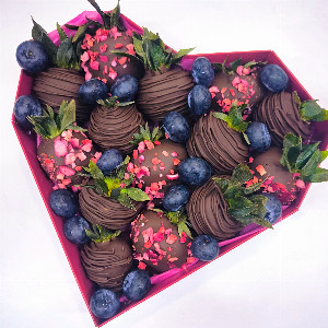 Blueberry Nights Chocolate Covered Strawberries with Blueberries with delivery Kaliningrad