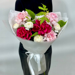 Raspberry Mousse Bouquet with Ranunculus with delivery Moscow