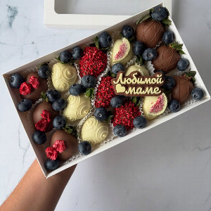 Mom's Constellation Strawberry Set with Blueberry with delivery Nizhniy-Novgorod