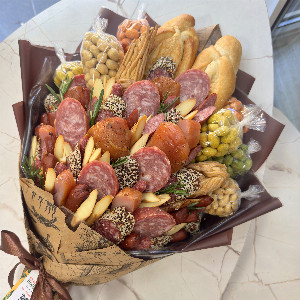 Подарочный букет "Мясной барон" с деликатесами