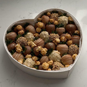 Chocolate-Covered Strawberries "Caramel Happiness" with Popcorn with delivery Nizhniy-Novgorod