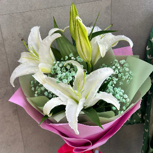 Icy Coolness Lily Bouquet with delivery Belgorod
