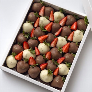 Moonlight Spark Strawberries in Chocolate with delivery Nizhniy-Novgorod