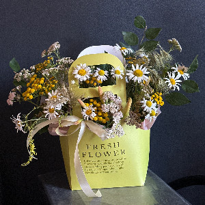 Golden Bumblebee Arrangement with Daisies with delivery Moscow