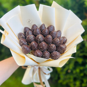 Moon Dust Chocolate Strawberry Bouquet with delivery Moscow