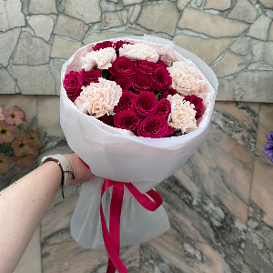 Букет "Ягодный конфитюр" с гвоздиками с доставкой в Мурманске