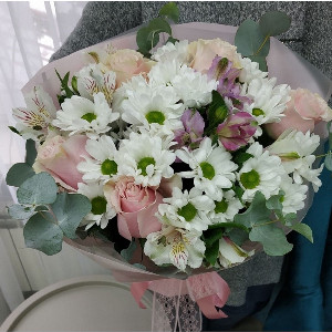 Букет "Нежное признание" с розами и альстромериями с доставкой в Минске