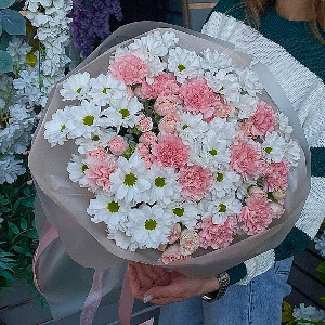Букет "Таинственный штрих" с розами и хризантемами с доставкой в Бресте