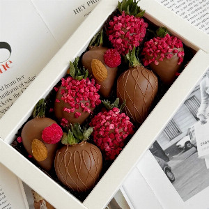 Chocolate Strawberry "Sweet Moments" with Milk Chocolate and Almonds with delivery Nizhniy-Novgorod