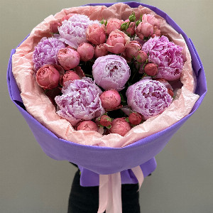 Букет "Малиновый джем" с пионами и кустовыми розами