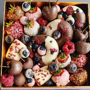 Chocolate Symphony Berry Set with delivery Tyumen