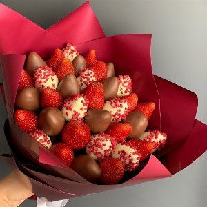 Charm Strawberry Bouquet in Chocolate with delivery Tyumen