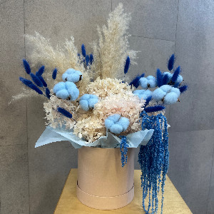 Composition "Azure Dawn" in a stylish hat box with delivery Belgorod