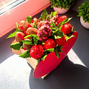 Chocolate-Covered Strawberries "Scarlet Ruby" in a Wooden Heart with delivery Chelyabinsk
