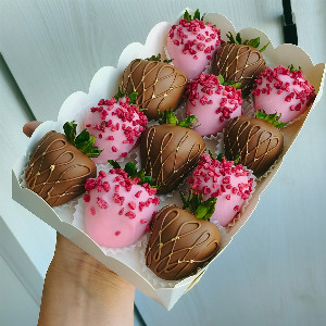 Golden Ratio Chocolate Strawberries with Raspberry with delivery Kaliningrad
