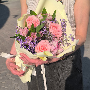 Bouquet "Tender Smile" with Roses and Alstroemerias with delivery Barnaul