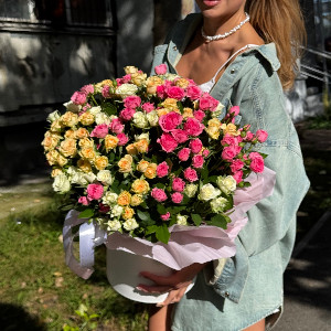 Rose Garden Arrangemeny in a Hat Box with delivery Tyumen