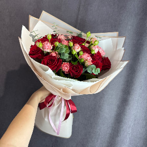 Bouquet "Bright Accent" with red and pink roses with delivery Krasnodar