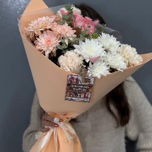 One Look of Love Bouquet with Pink Roses and Chrysanthemums with delivery Kursk