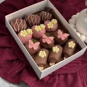 Strawberries in Chocolate "Belgian Balance" with Bananas with delivery Saint Petersburg