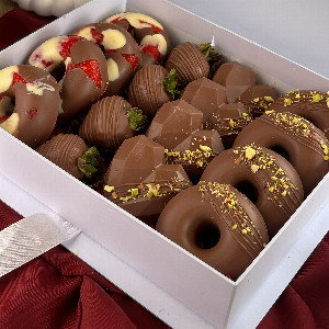Strawberries in Chocolate "Pistachio Heart" with Donuts with delivery Saint Petersburg