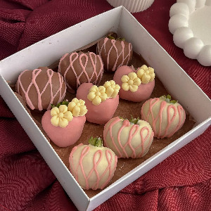 Strawberries in Chocolate "Flower Delight" with Decor with delivery Saint Petersburg