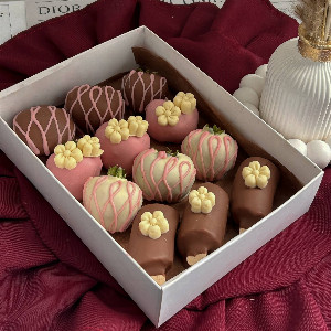 Strawberries in Chocolate "Berry Accord" with Bananas with delivery Saint Petersburg