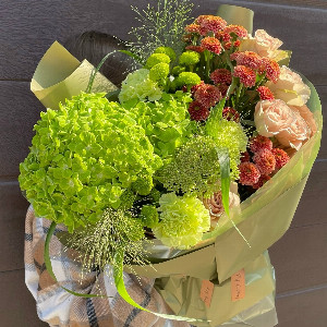 Green Apple Bouquet with Hydrangeas and Roses with delivery Belgorod