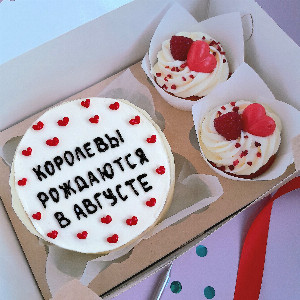 Бенто-торт "Ягодный пломбир" с двумя капкейками