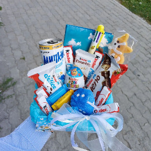 Подарочный набор "Сладкая прогулка" с шоколадом и сладостями с доставкой в Комсомольске-на-Амуре