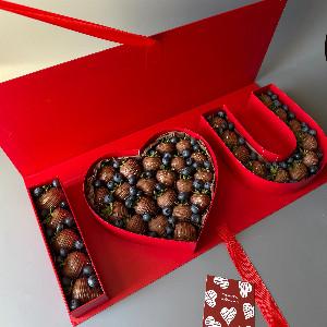 Strawberries in Chocolate "Strawberry Confession" with Blueberries with delivery Belgorod