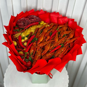 Букет "Алое сердце" с раками и мясными деликатесами