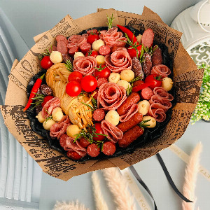 Букет "Пряный вечер" с мясными деликатесами с доставкой в Москве