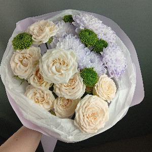 Cream Garden Bouquet with Spray Roses and Chrysanthemums with delivery Chelyabinsk
